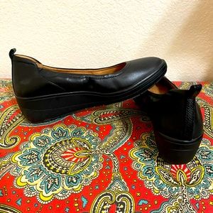 Size 9 Vionic Jacey Wedge in Black